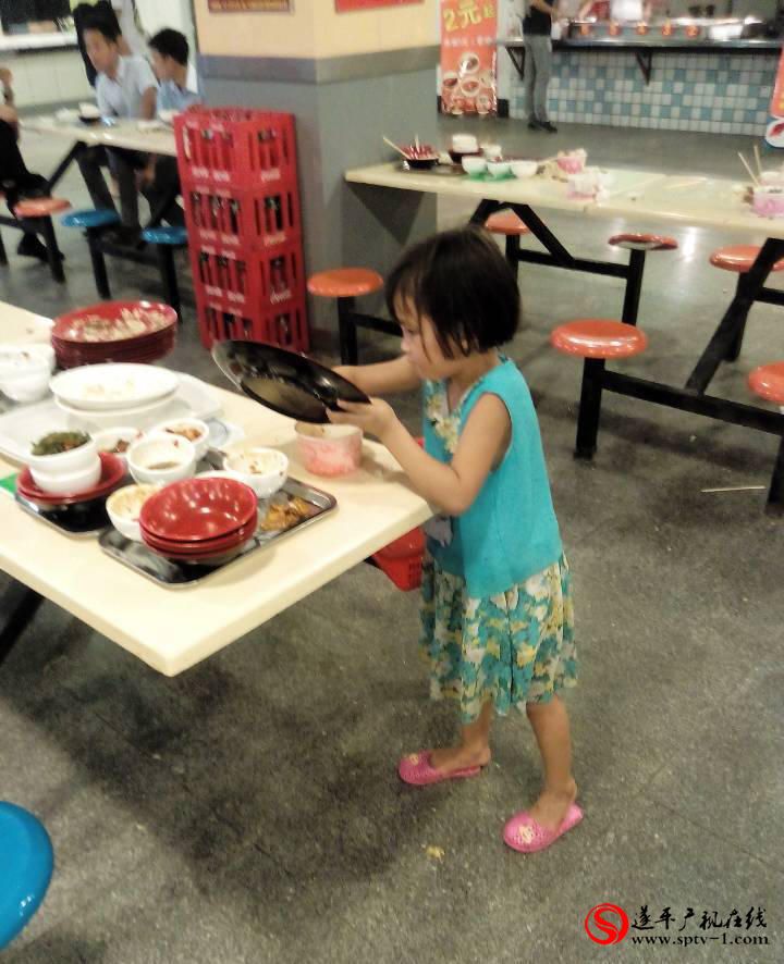 6歲女童高校食堂收剩飯盤子 大學生慚愧