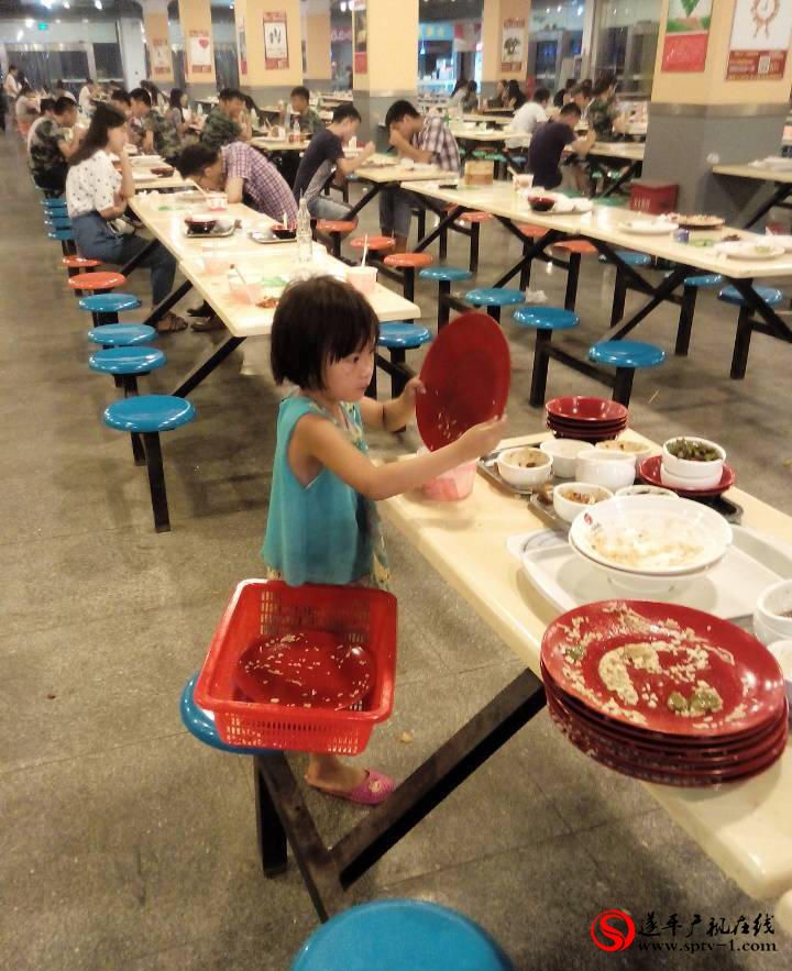 6歲女童高校食堂收剩飯盤子 大學生慚愧