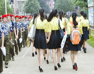 高校淑女班“別樣”軍訓 穿高跟鞋學剪紙