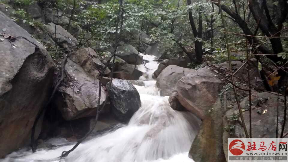 金頂山現(xiàn)飛流瀑布景觀