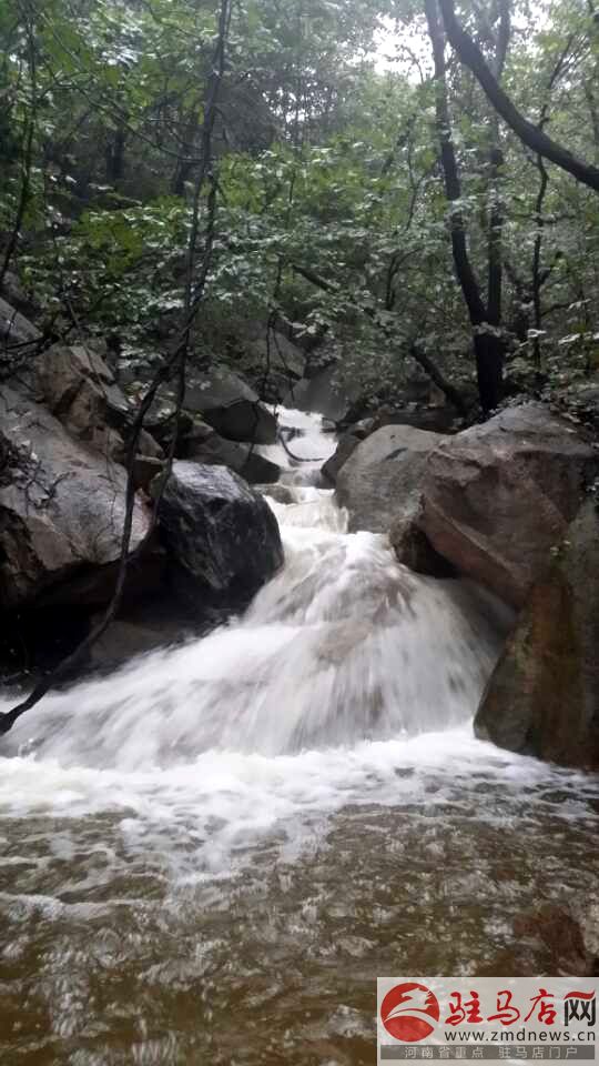 金頂山現(xiàn)飛流瀑布景觀