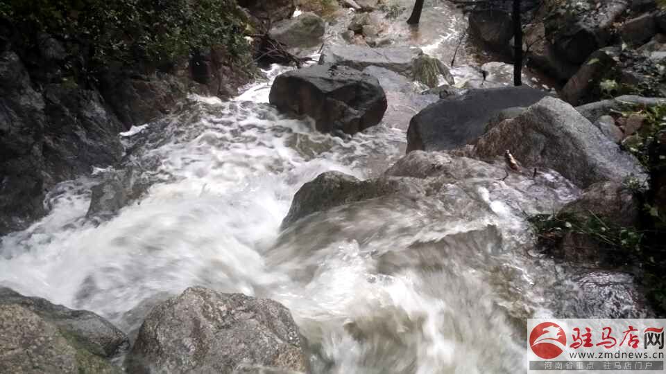 金頂山現(xiàn)飛流瀑布景觀