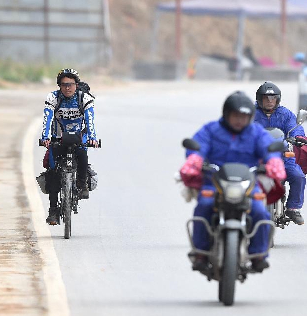 廣西打工小伙騎自行車返鄉